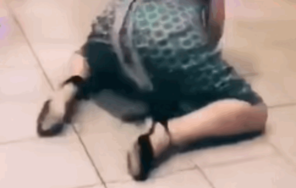 LUDI KORONA PLES: Žena na veselju zapevala uz ANTIVAKSERSKI NARODNJAK, legla na pod i ZADIGLA SUKNJU! (VIDEO)